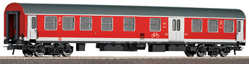 Passenger car 2nd class with baggage compartment<br /><a href='images/pictures/Roco/45715.jpg' target='_blank'>Full size image</a>